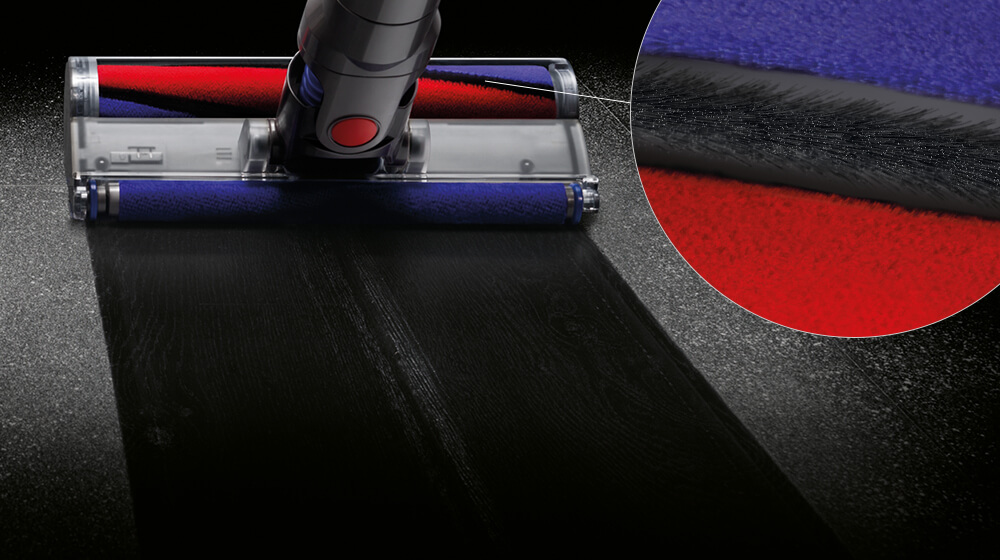 在硬質地板上吸除微塵的軟質滾筒式吸頭，附帶吸頭軟質抗靜電碳纖維毛刷排的特寫。