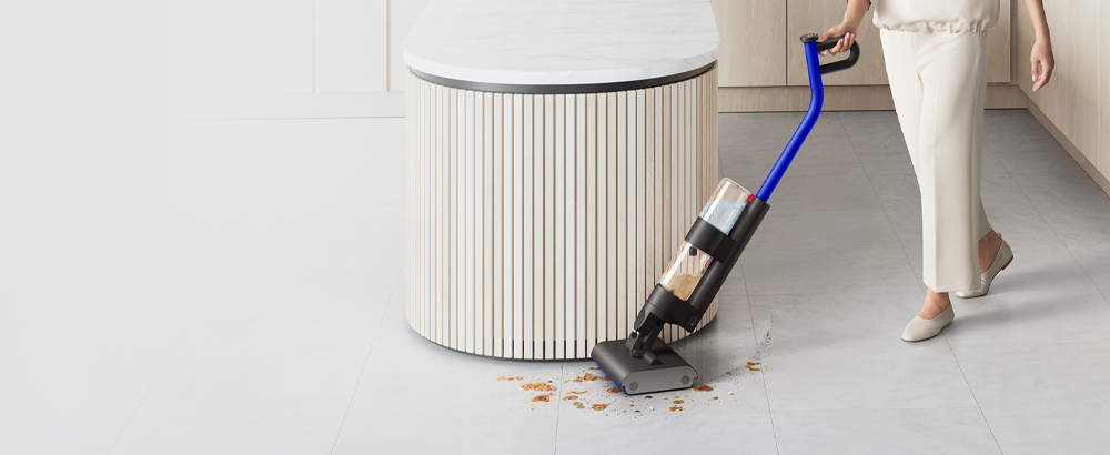 使用者在寬敞生活空間中使用Dyson WashG1清潔硬質地板