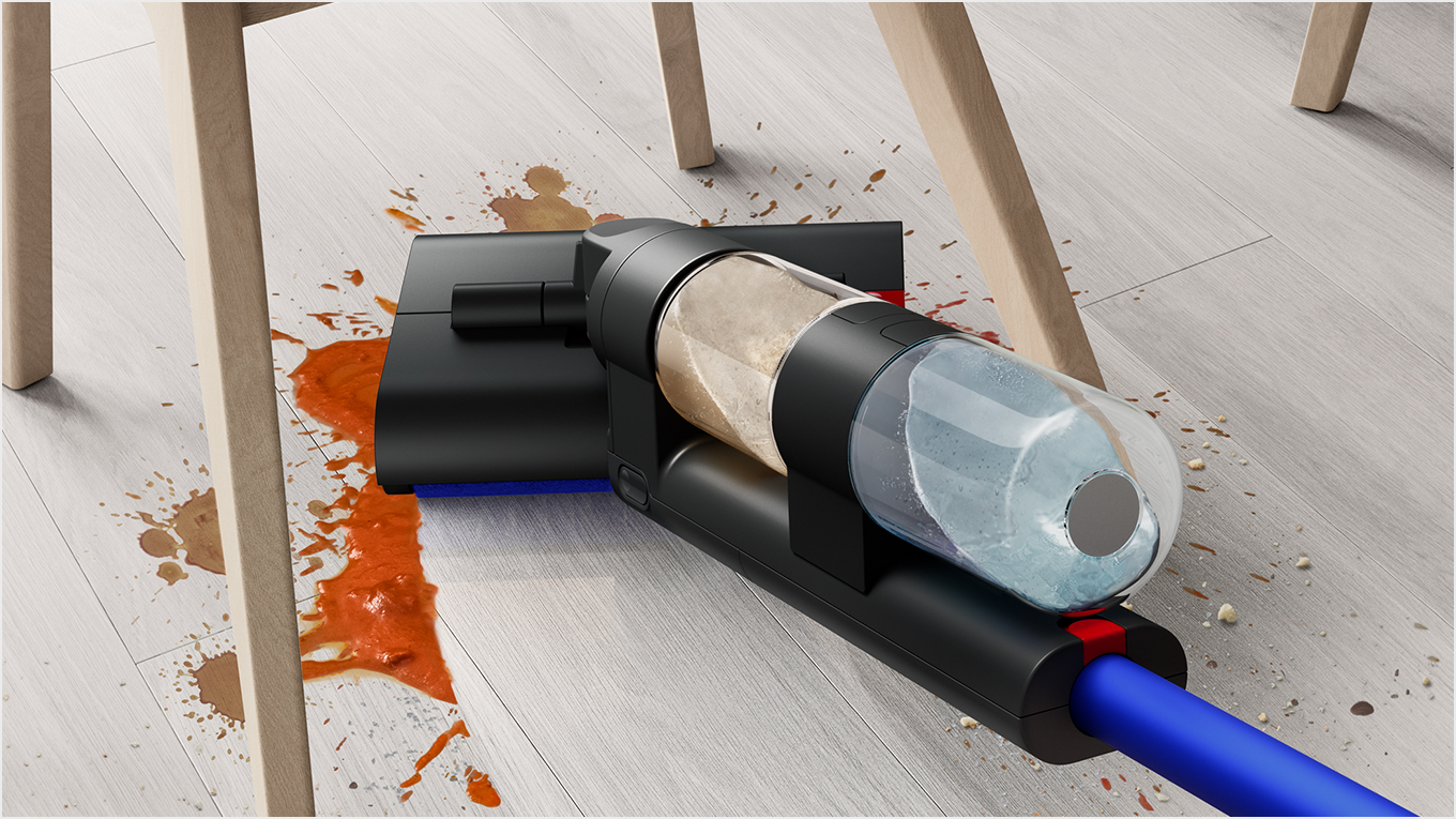 使用者正在使用Dyson WashG1雙驅四刷無線洗地機清除餐椅下的大型食物污漬