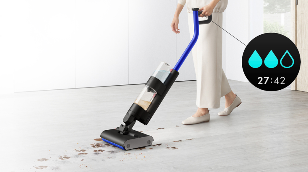 使用者正在清潔客廳的硬質地板， LCD螢幕上的水滴顯示加濕等級為第一段
