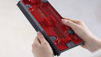 使用者握著碎屑盤