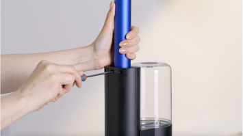 使用者正在旋鬆延長管手柄