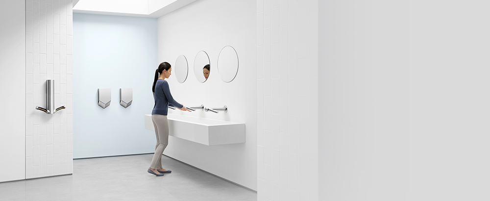 一位女士正在用DysonAirblade™ Wash+Dry乾手機