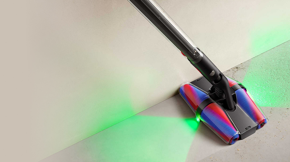 Dyson PencilVac 吸塵器上的軟絨毛滾筒吸頭有效清潔地板上的灰塵及碎屑。