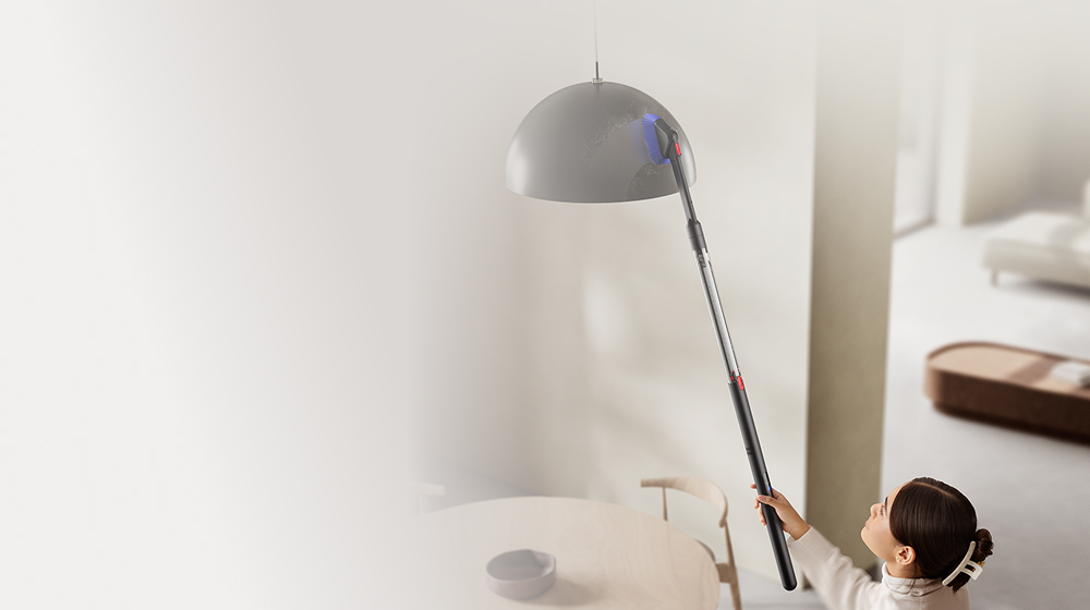 Dyson PencilVac 吸塵器結合旋轉二合一隙縫吸頭用於清潔燈罩。
