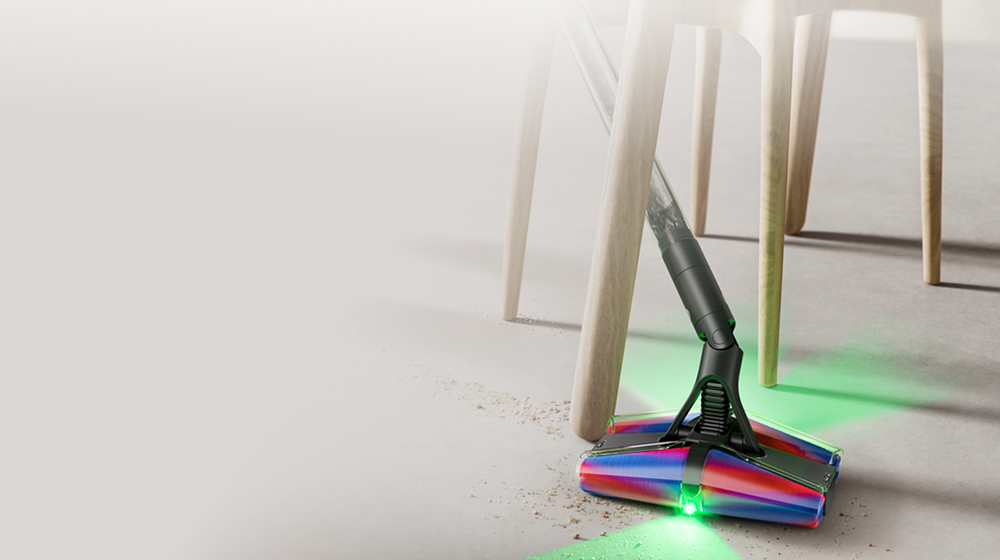 Dyson PencilVac™ Fluffycones 筆型吸塵器能用於清潔矮梳化底部。