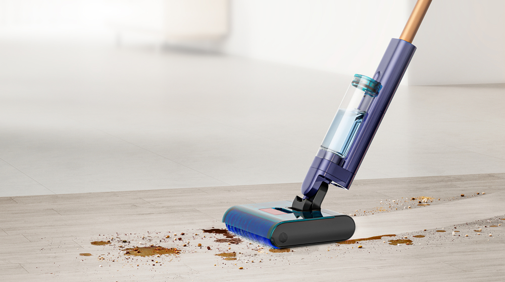 Dyson Clean+Wash Hygiene 洗地機可清理硬質地板上的污漬。