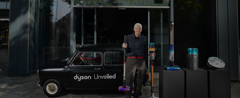 James Dyson 在活動中推出 Dyson PencilVac™ Fluffycones 筆型吸塵器。