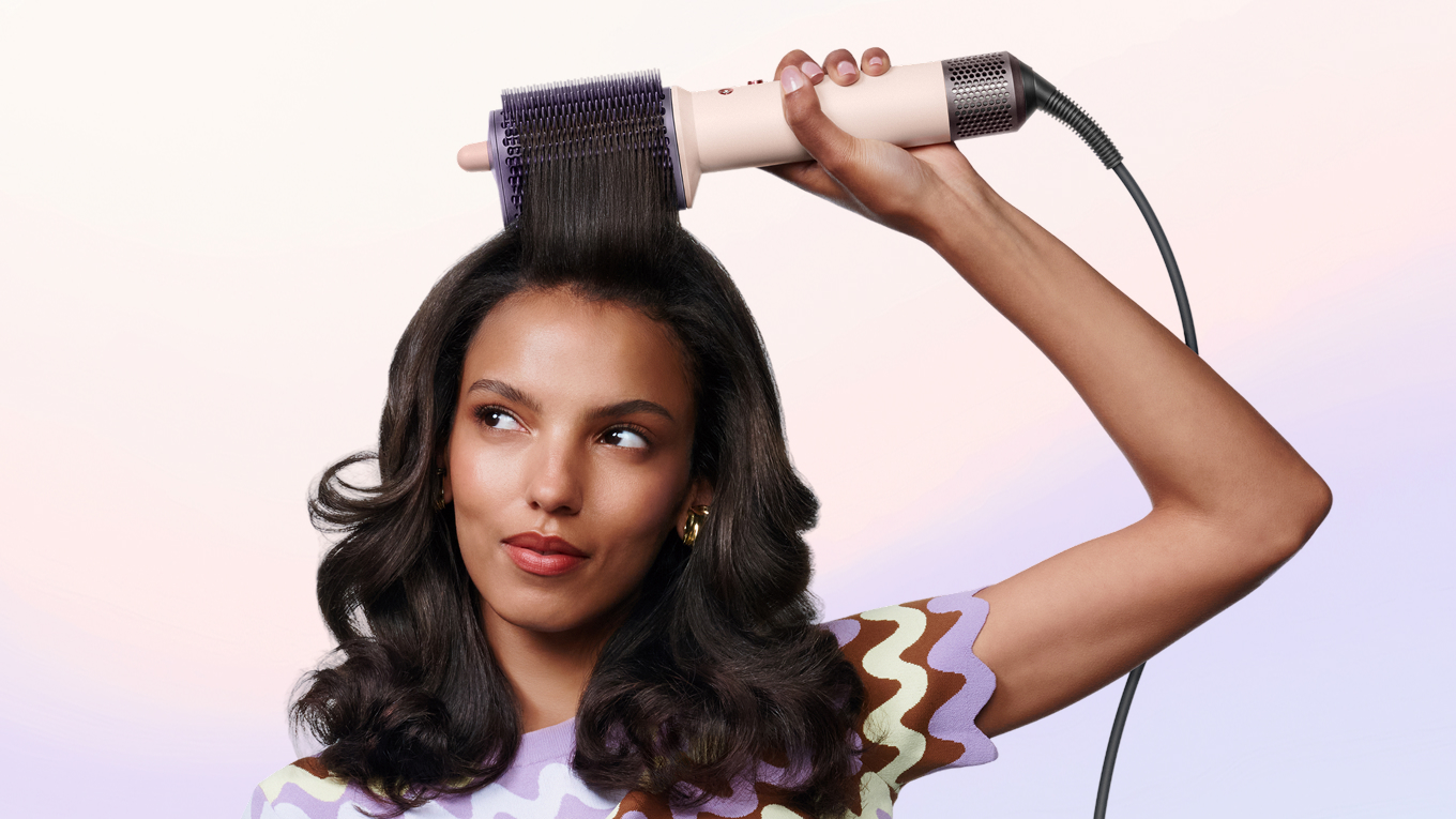模特兒使用 Dyson Airsmooth 造型梳為頭髮造型。