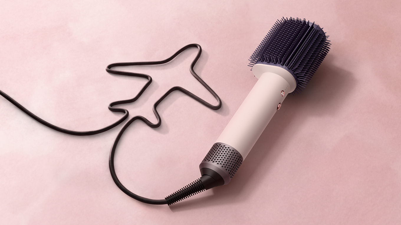 模特兒使用 Dyson Airsmooth 造型梳為頭髮造型。
