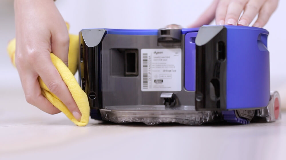 示範如何清潔吸塵機器人的影片