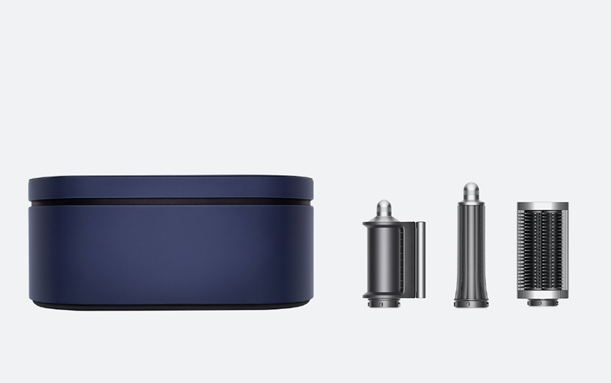 Gros plan de face du Styler Dyson Airwrap™ enroulant une mèche de cheveux.
