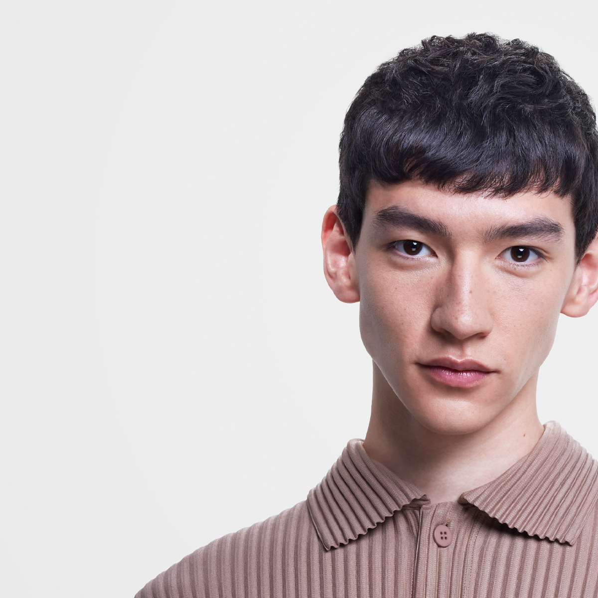 Female model with wavy/curly hair