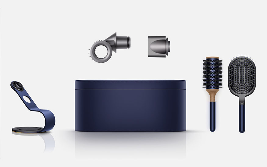 Vue de face d’une modèle aux boucle symétriques.