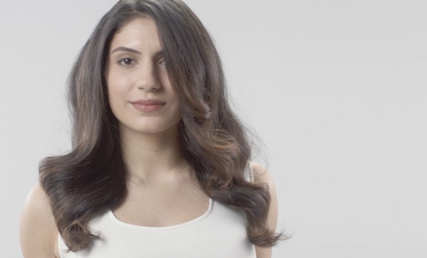 Gros plan de face du Styler Dyson Airwrap™ enroulant une mèche de cheveux.