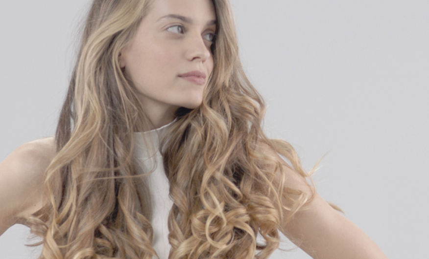 Dame mit spiralförmigen Locken