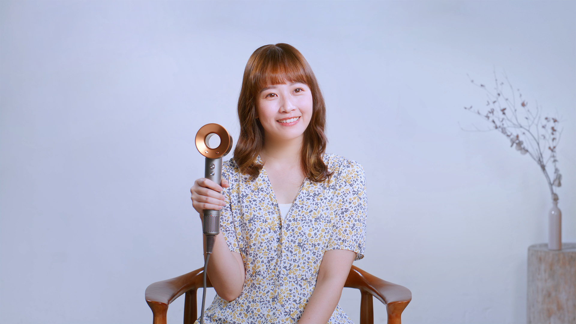 Изображение здоровых волос, отражающих свет. 