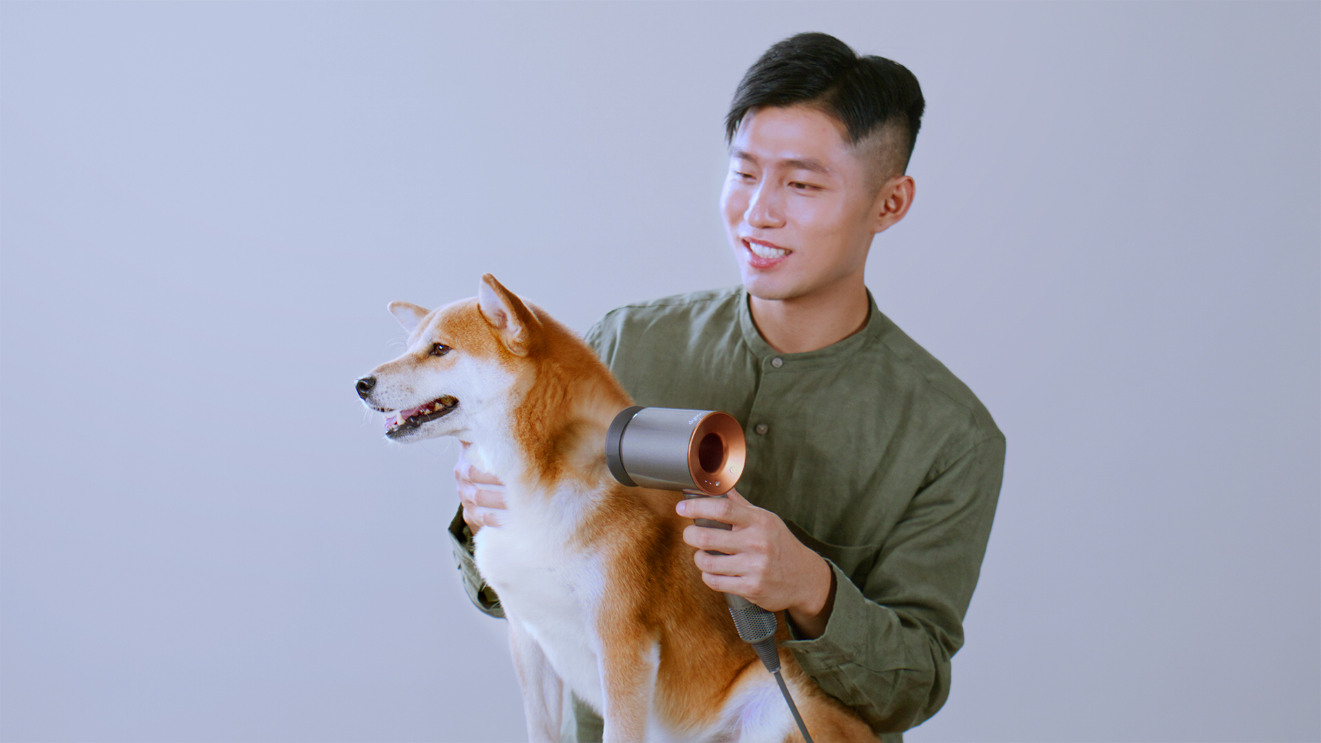 Тепловое изображение более холодного потока, выходящего из насадки для бережного высушивания волос.