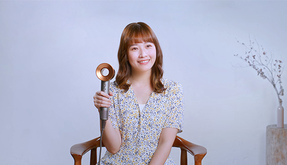 Изображение здоровых волос, отражающих свет. 