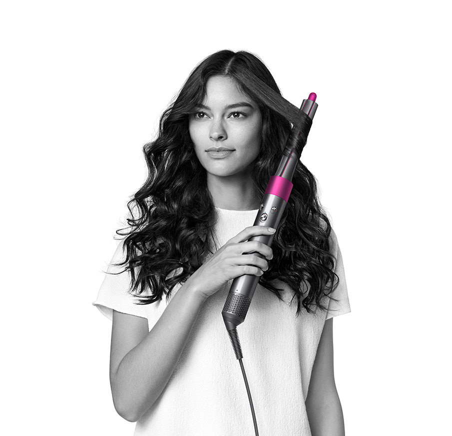 Le Styler Dyson Airwrap™ Smooth+Control de face lissant et bouclant 2 types de cheveux différents.